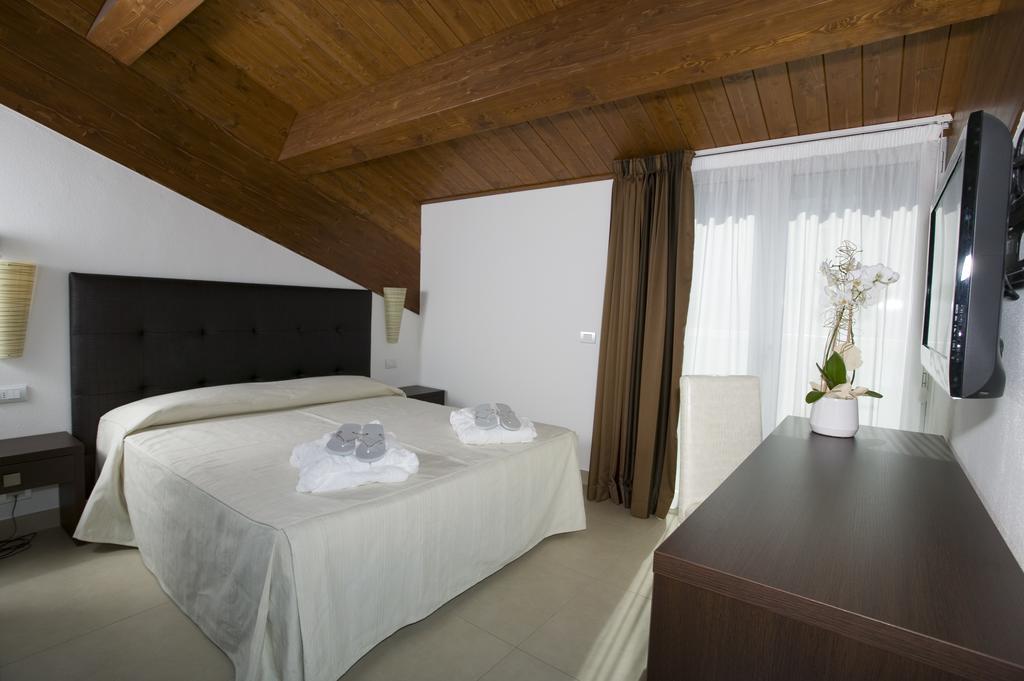 Hotel Iride & Spa Чезенатико Стая снимка