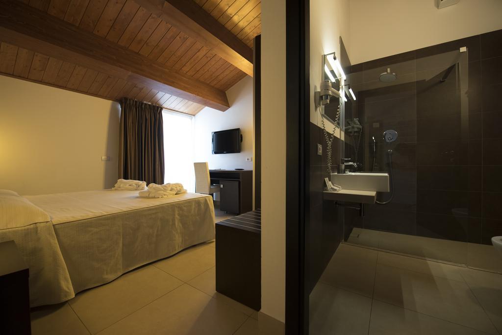 Hotel Iride & Spa Чезенатико Екстериор снимка